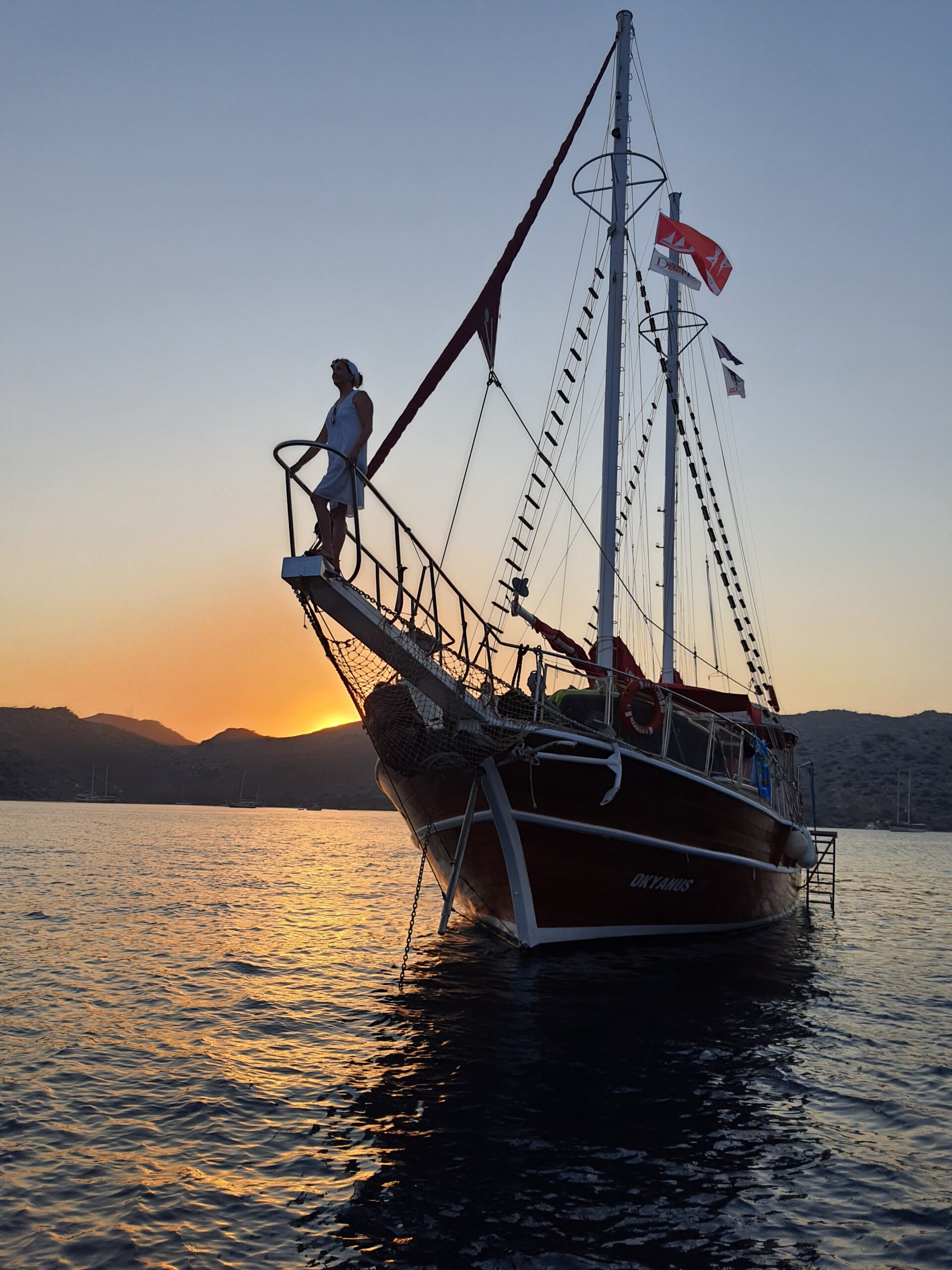 Schiff bei Sonnenuntergang Friederike Roth Yoga & Segeln<br />
Yogaretreat an der türkischen Ägäisküste vom 05.009.-11.09.2026