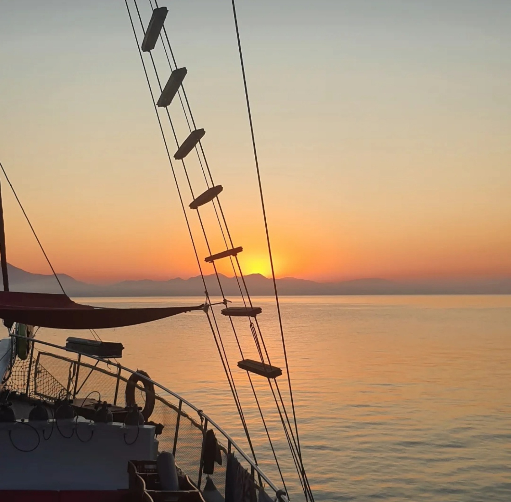 Sonnenaufgang an Bord 4 Friederike Roth Yogaretreat auf dem Schiff vom 05.09.-11.09.2026